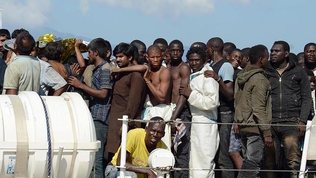 Italia rescata a 2.400 inmigrantes en dos días y localiza al menos tres cadáveres