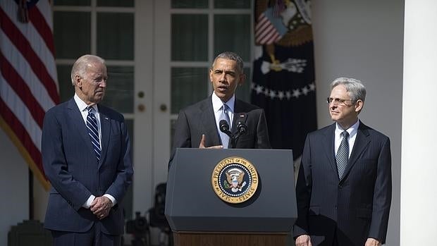 El presidente estadounidense, Barack Obama (i), pronuncia un discurso junto al vicepresidente, Joseph Biden (i), y el juez Merrick Garland (d)