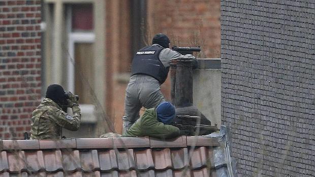 Agentes de seguridad toman posiciones durante una operación policial en Bruselas