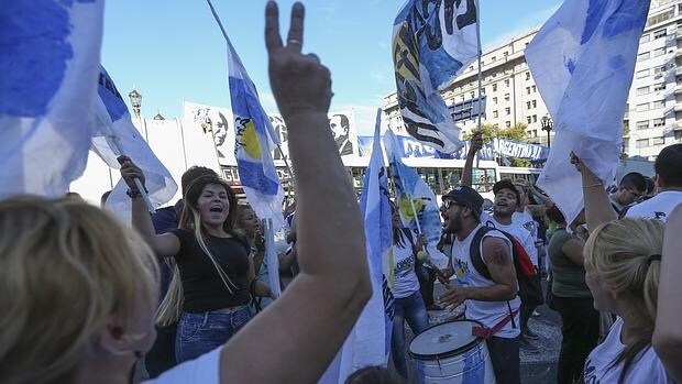 Cientos de personas se manifiestan hoy, martes 15 de marzo de 2016, a las puertas del Congreso argentino para protestar contra el proyecto de ley con el que el Gobierno de Mauricio Macri espera cancelar deudas con fondos litigantes en tribunales de Nueva York