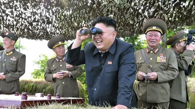 Kim Jong-un inspecciona las instalaciones defensivas en la frontera con Corea del Sur, en una imagen recientemente difundida por las autoridades norcoreanas