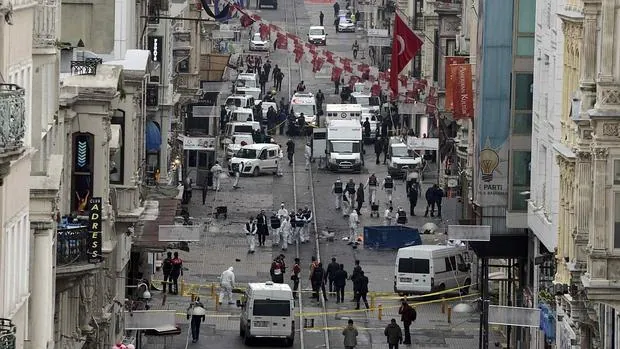 El lugar del atentado, frente a un centro comercial de la calle Istiklal