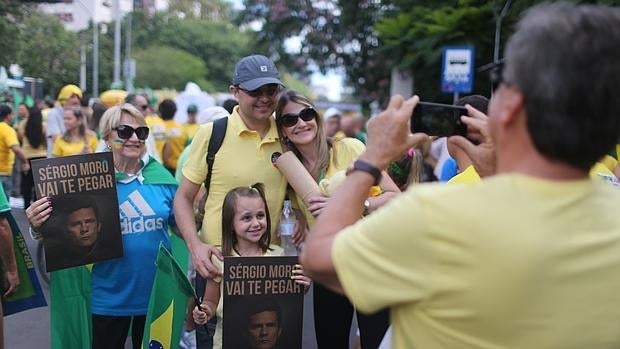 Un cartel con «Sergio Moro te va a pillar» en una protesta en Porto Alegre