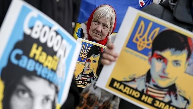 Una mujer exhibe un retrato de Savchenko en demanda de su libertad en Kiev