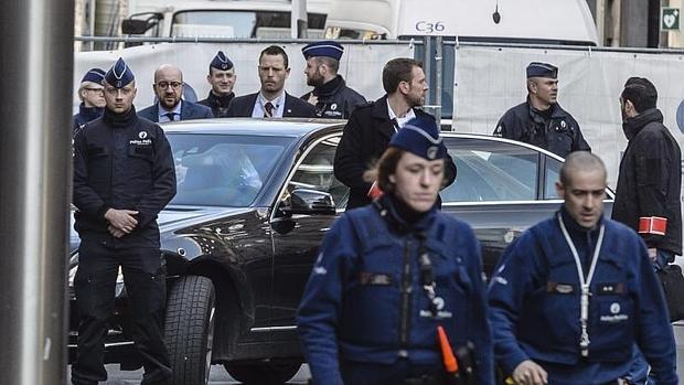 El primer ministro belga visita el lugar del atentado en el metro de Maelbeek