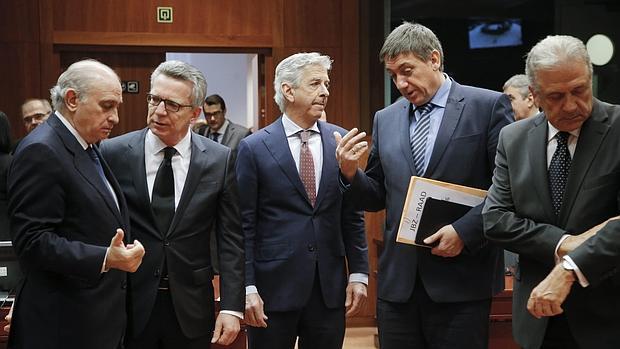 De izq. a der: el ministro de Interior en funciones de España, Jorge Fernández Díaz, el ministro del Interior alemán Thomas de Maiziere, su homólogo holandés Ronald Plasterk, su homólogo belga Jan Jambon y el comisario europeo de Interior, Dimitris Avramopoulos durante la reunión extraordinaria de ministros del Interior en el Consejo de Europeo en Bruselas