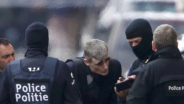 La policía belga inspecciona el barrio de Schaerbeek, tras los atentados en Bruselas