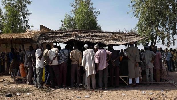 Un grupo de lugareños, reunidos en la aldea de Kokologo, en Burkina Faso