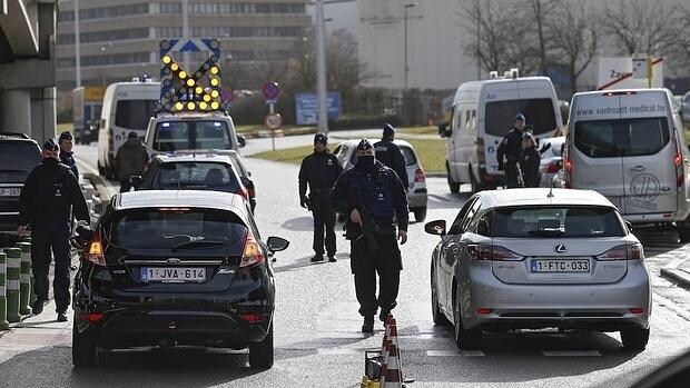 La Policía revisa vehículos en el acceso al aeropuerto de Zaventem