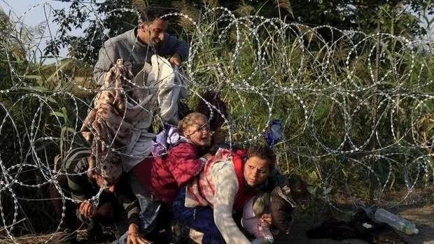 Refugiados que intentan entrar en Europa en una imagen de archivo