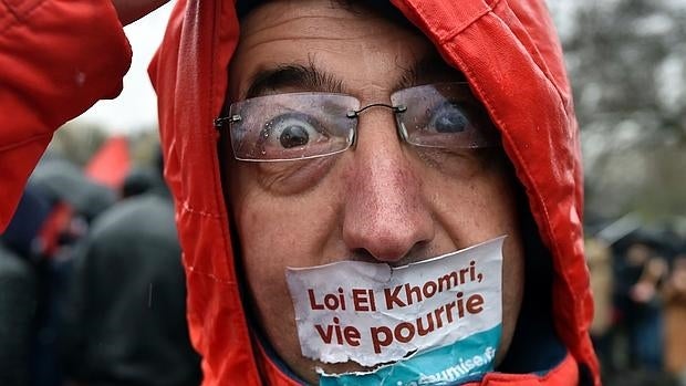 Un manifestante contra la reforma laboral durante las protestas en París