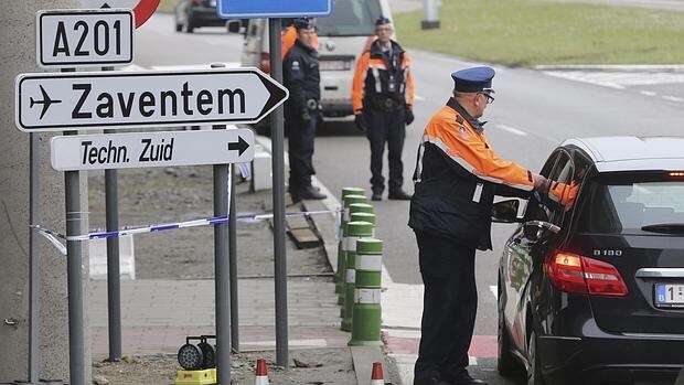 Policías registran vehículos a la entrada del aeropuerto de Zaventem en Bruselas