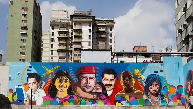 Un mural de Hugo Chávez y el Che Guevara, en una pared de Caracas