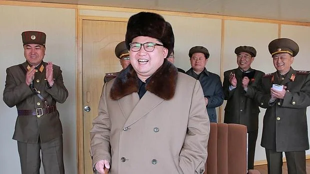 Kim Jong Un sonríe mientras supervisa una prueba militar. La imagen fue distribuida por la agencia oficial de Corea del Norte el 2 de abril