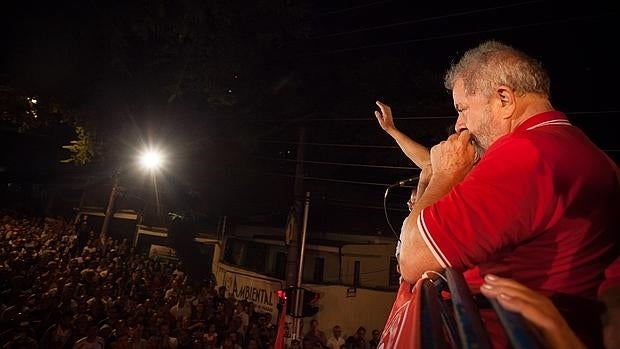 El expresidente Luiz Inácio Lula da Silva pronuncia un discurso este lunes en la sede del sindicato de metalúrgicos, en Sao Bernardo do Campo (Brasil)