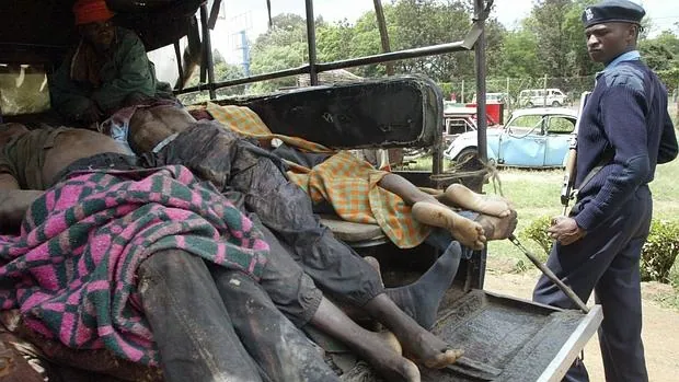 Un policía observa un camión cargado de cadáveres en Nairobi en 2007.
