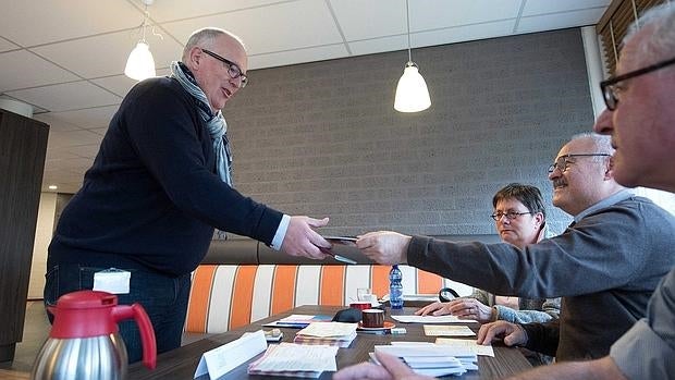 El vicepresidente de la Comisión Europea (CE), Frans Timmermans, se dispone a votar en el referéndum no vinculante sobre el acuerdo de asociación UE-Ucrania, en un centro electoral de Heerlen, Holanda