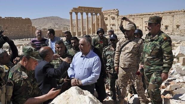 El gobernador de Homs, Talal al Barazi (c), en la ciudad monumental de Palmira, Siria