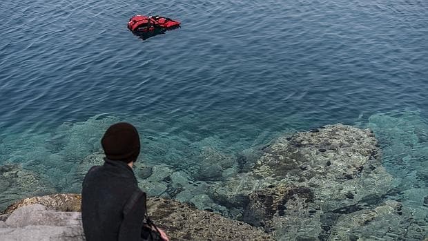 Mueren cuatro mujeres y un niño al naufragar una barca de inmigrantes en las costas griegas