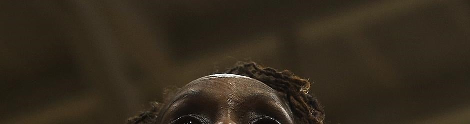 Una simpatizante democrata escucha a Hillary Clinton durante un acto electoral en Rochester, Nueva York