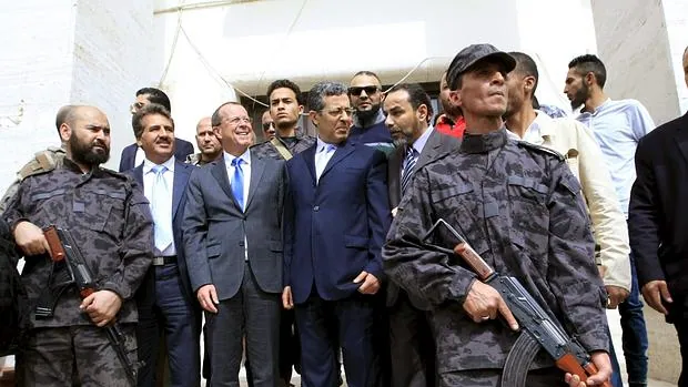 El alto representante de la ONU para Libia, Martin Kobler, en el centro con corbata azul, rodeado de milicias y autoridades locales en Trípoli