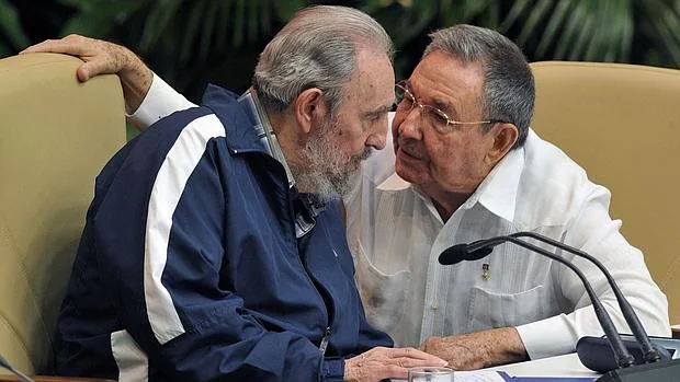 Fidel y Raúl Castro comparten confidencias durante el VI Congreso del Partido Comunista, en abril de 2011