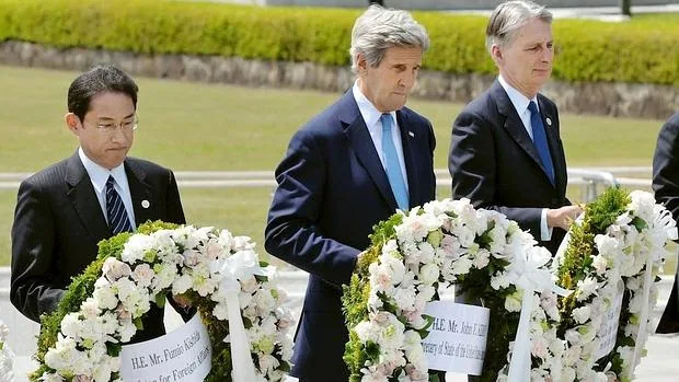 El secretario de Estado John Kerry, en el centro, deposita coronas de flores ante el cenotafio y la Llama de la Paz
