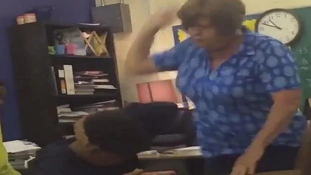 Un vídeo de Twitter muestra a la profesora pegar repetidamente a un alumno en clase