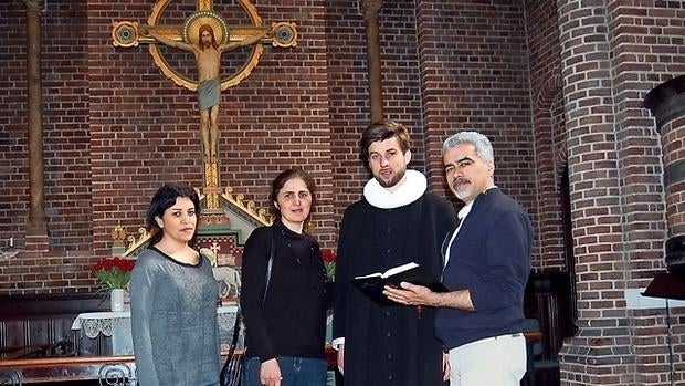 Tres conversos iraníes con el pastor luterano de la iglesia Apostelkirken de Copenhague