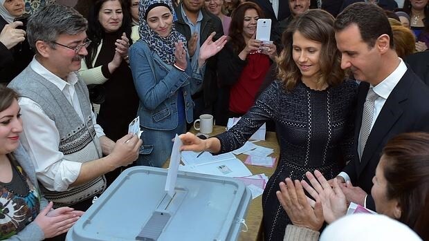 El presidente sirio Al Assad vota junto a su esposa en un colegio electoral de Damasco