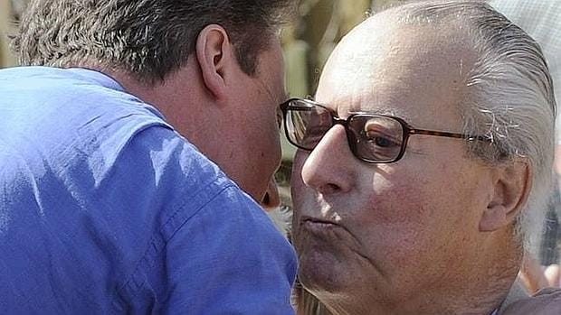 David Cameron abraza a su padre, el «brooker» Ian Cameron
