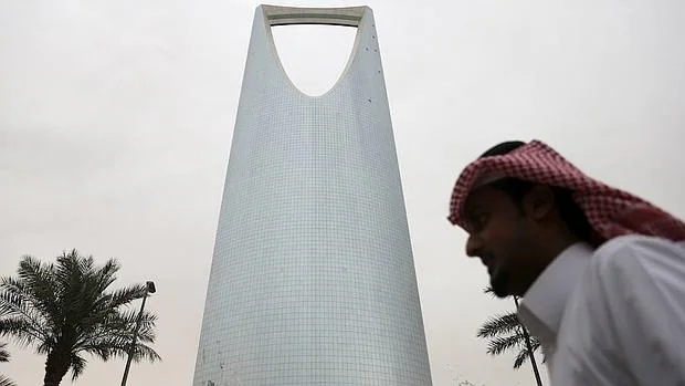 Un hombre pasea junto a un rascacielos en Riad