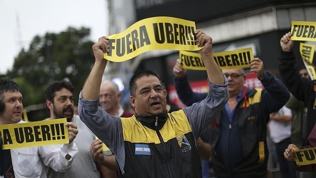 Un grupo de taxistas protesta en Buenos Aires contra Uber