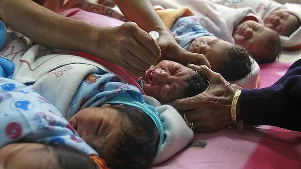 La Policía india desmantela una red que vendía bebés por 1.300 euros