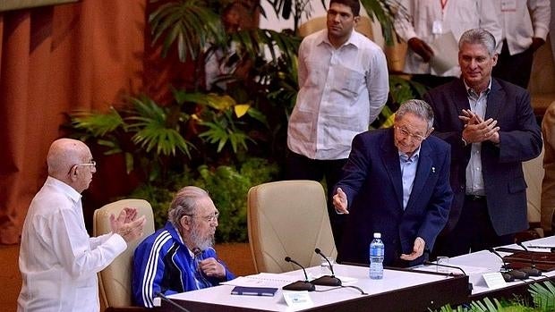 Fidel Castro clausura en chandal el VII congreso del PC cubano