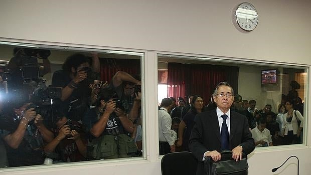 El ex presidente peruano AlbertoFujimori permanece de pie hoy, 7 de abril de 2009, durante la lecturade su sentencia en Lima (Perú)