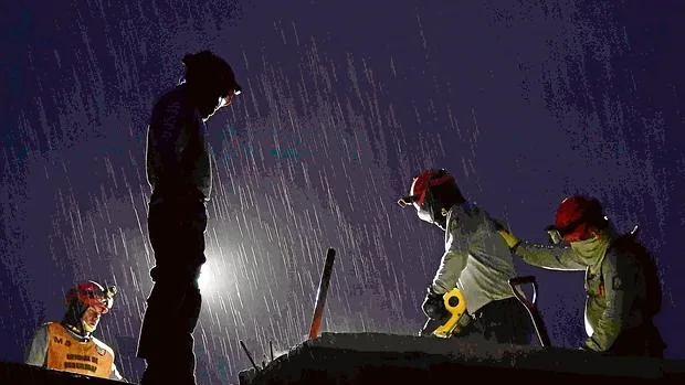Un equipo de rescate colombiano trabaja en Pedernales bajo la lluvia