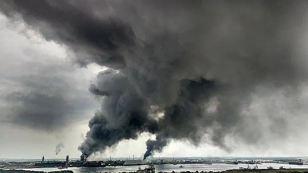 La planta petroquímica, incendiada tras la explosión