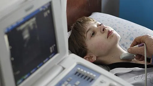 Una chica es analizada en busca de cáncer de tiroides en la aldea de Ukrainka, a 100 kilómetros de Kiev
