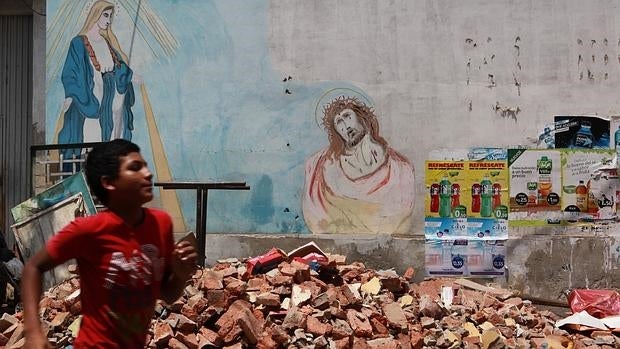 Un niño corre por una calle afectada por el terremoto, en Manta