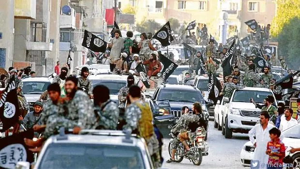 Yihadistas de Daesh durante un desfile en las calles de Raqqa en junio de 2014