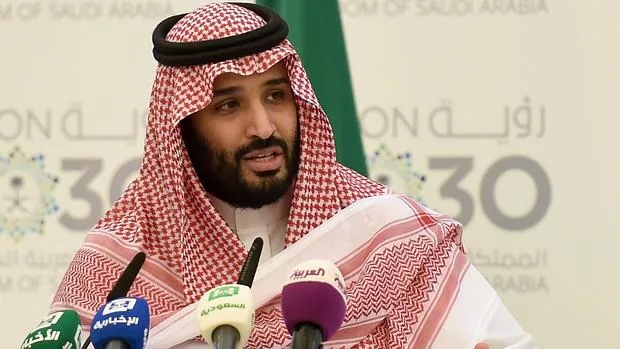 El vicepríncipe hederero, Bin Salman, en la rueda de prensa ayer en Riad