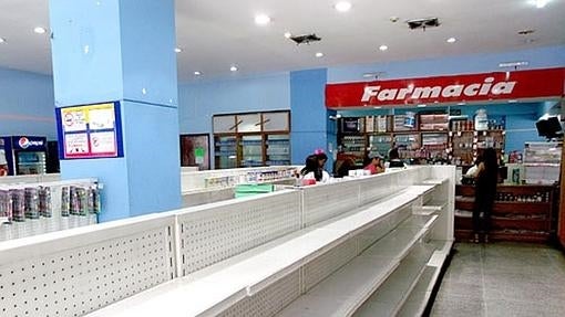 Estantes vacíos en una farmacia en Caracas