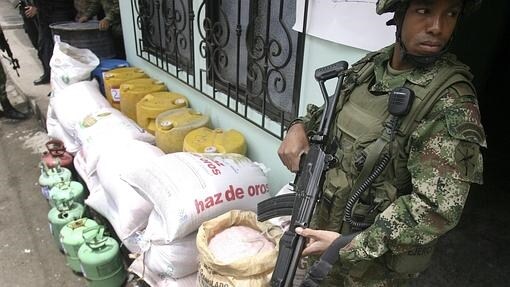 Un soldado hace guardia junto a material explosivo confiscado por las autoridades en Palmira