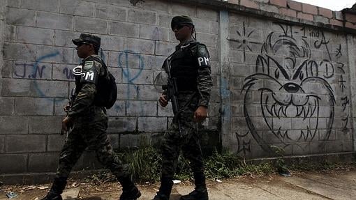 Policías militares patrullan las calles de Tegucigalpa
