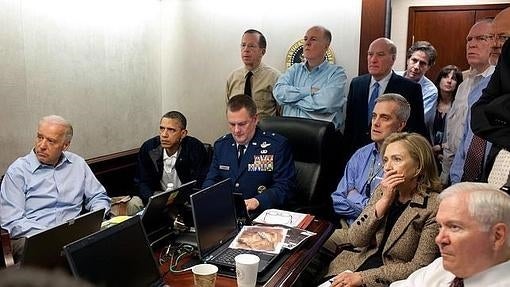 El presidente de los Estados Unidos, Barack Obama, con su equipo de seguridad nacional en la Sala de Situaciones de la Casa Blanca reciben las imágenes en directo de la Operación «Lanza de Neptuno»