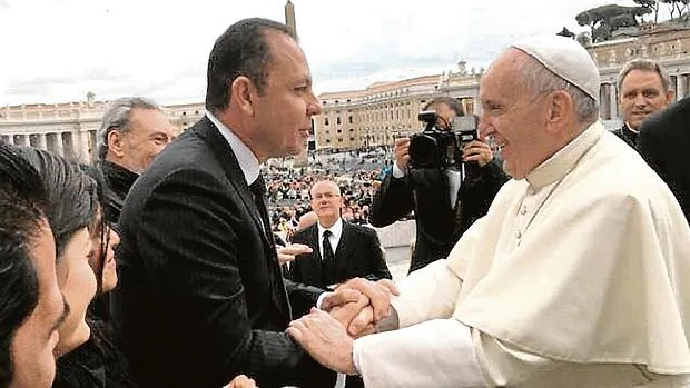 Raúl Gorrín, en el momento de saludar al Papa Francisco