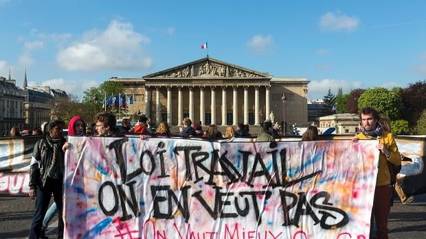 Manifestantes contra la ley, frente a la Asamblea Nacional en París