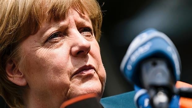 Merkel gira a la derecha