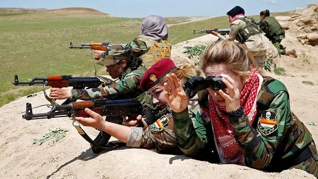 Mujeres kurdas y yazidíes se preparan para luchar contra Daesh cerca de Mosul